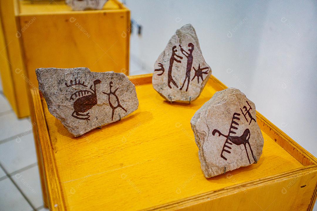 imagem na pedra antiga. arqueologia. Pré-histórico. Imagem de réplicas de pedra com desenhos antigos