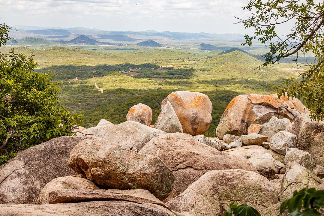 Bela imagem de uma montanha no meio da natureza. Natureza de alta vista. Conceito de viagem