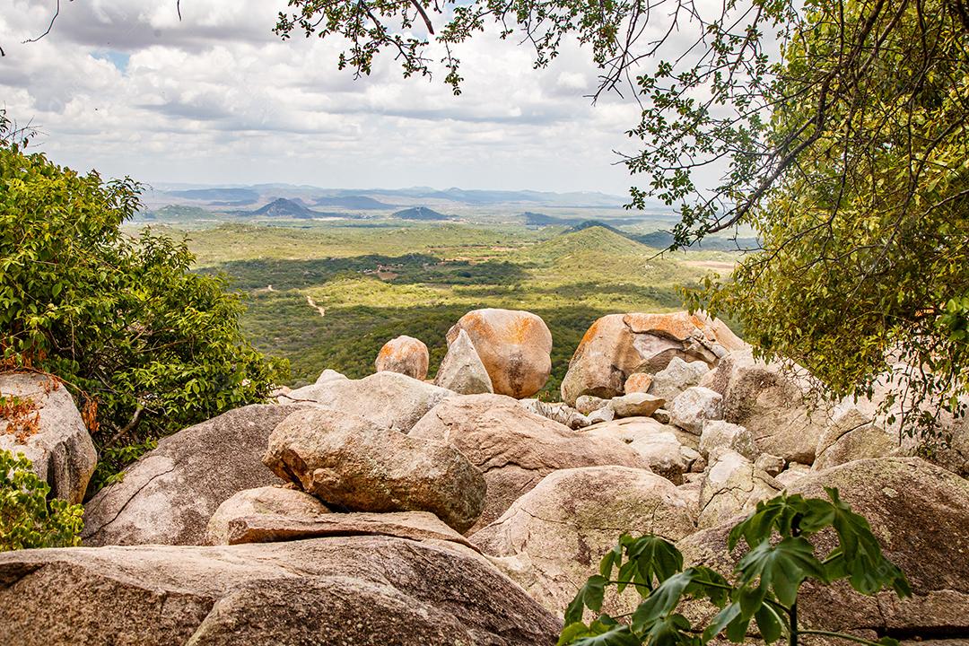 Bela imagem de uma montanha no meio da natureza. Natureza de alta vista. Conceito de viagem