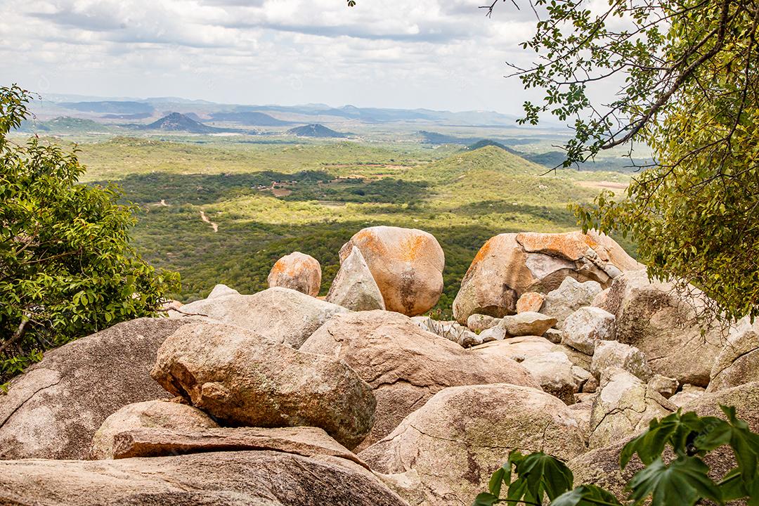 Bela imagem de uma montanha no meio da natureza. Natureza de alta vista. Conceito de viagem