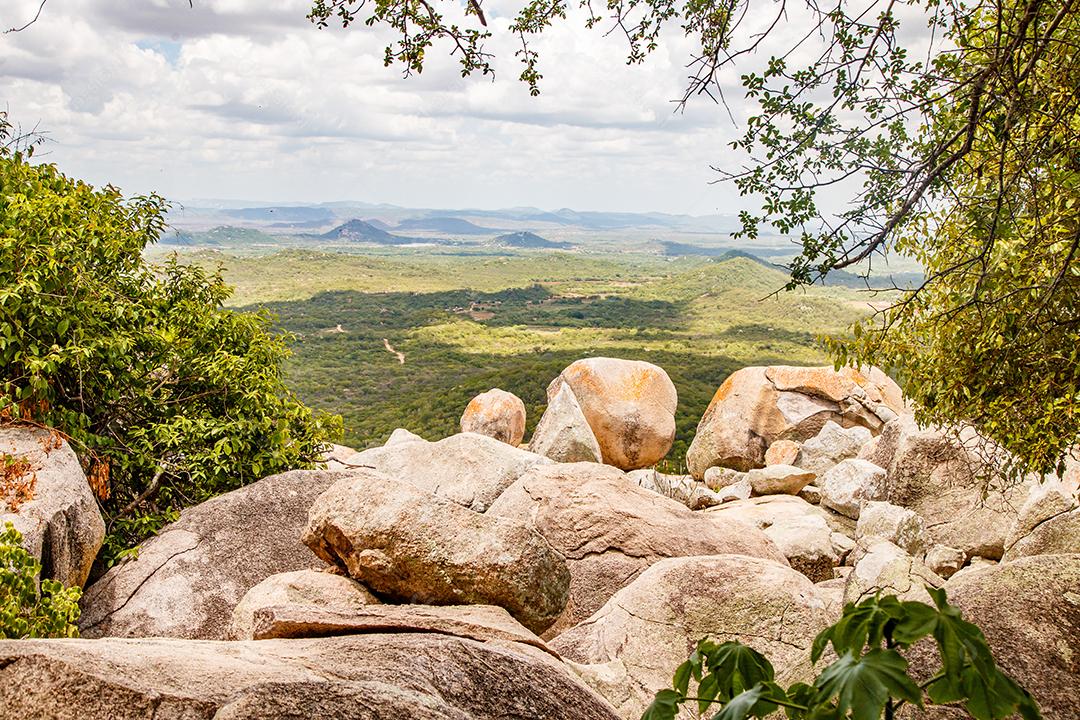 Bela imagem de uma montanha no meio da natureza. Natureza de alta vista. Conceito de viagem