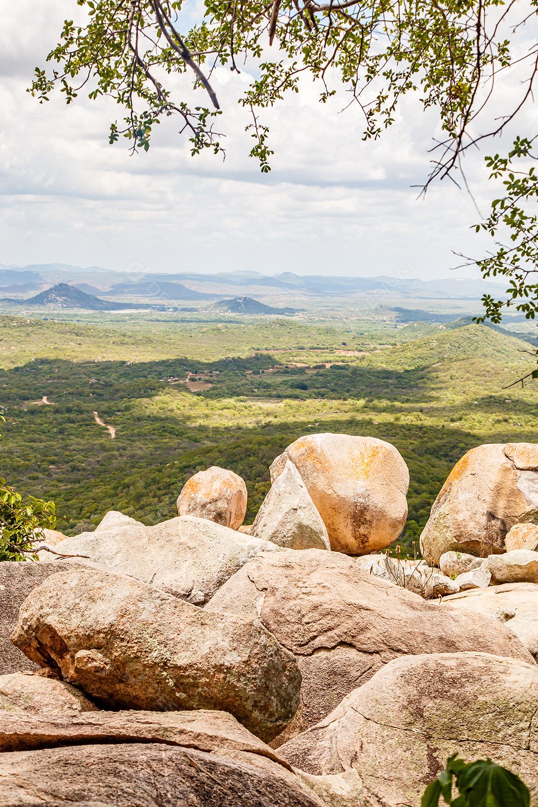 Bela imagem de uma montanha no meio da natureza. Natureza de alta vista. Conceito de viagem