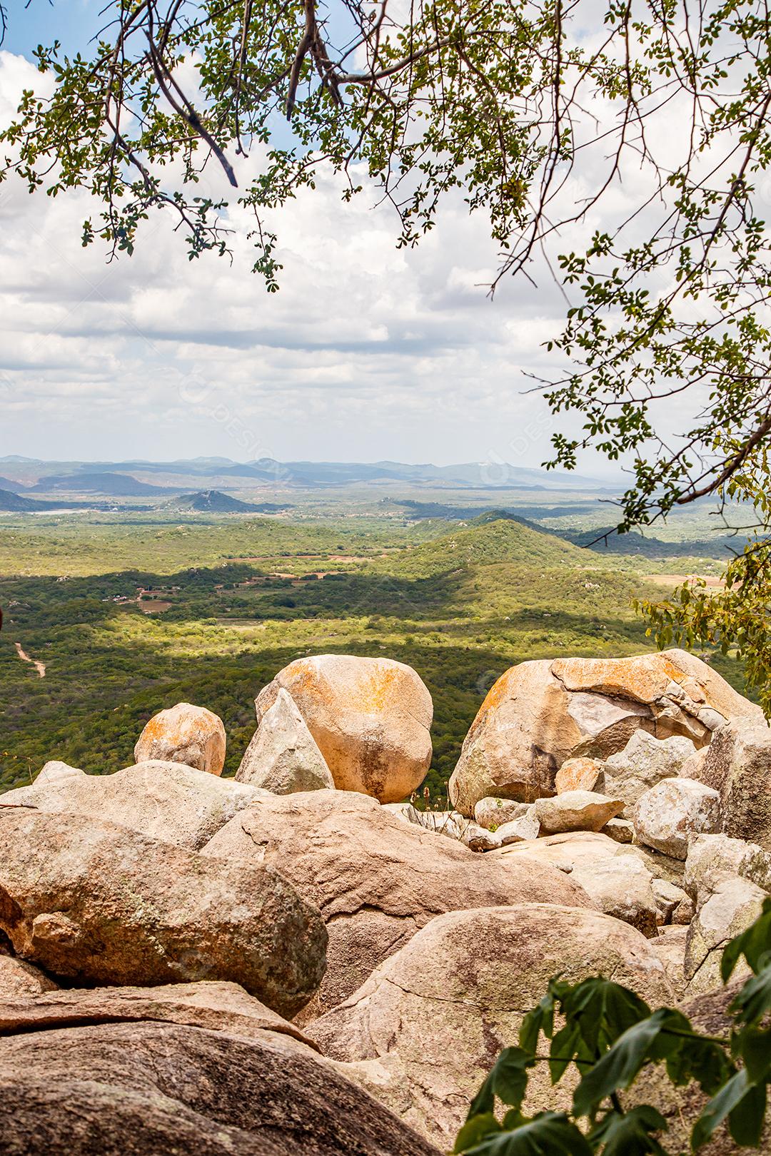 Bela imagem de uma montanha no meio da natureza. Natureza de alta vista. Conceito de viagem