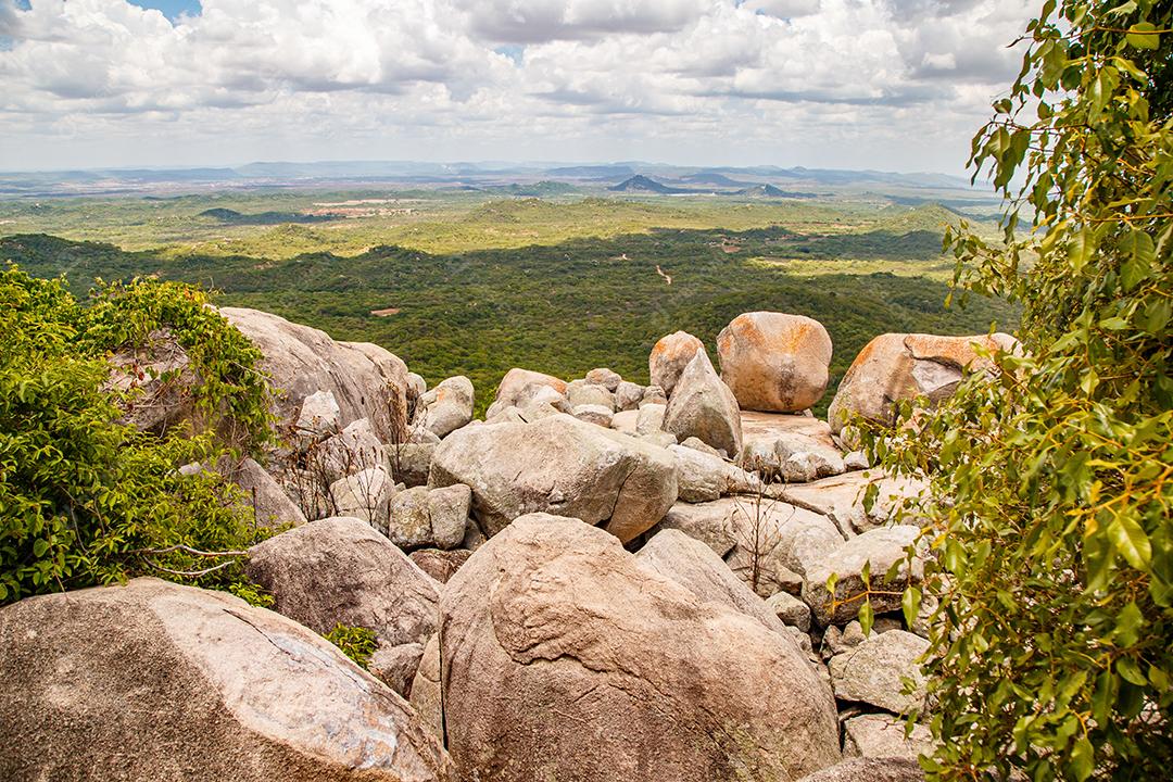 Bela imagem de uma montanha no meio da natureza. Natureza de alta vista. Conceito de viagem