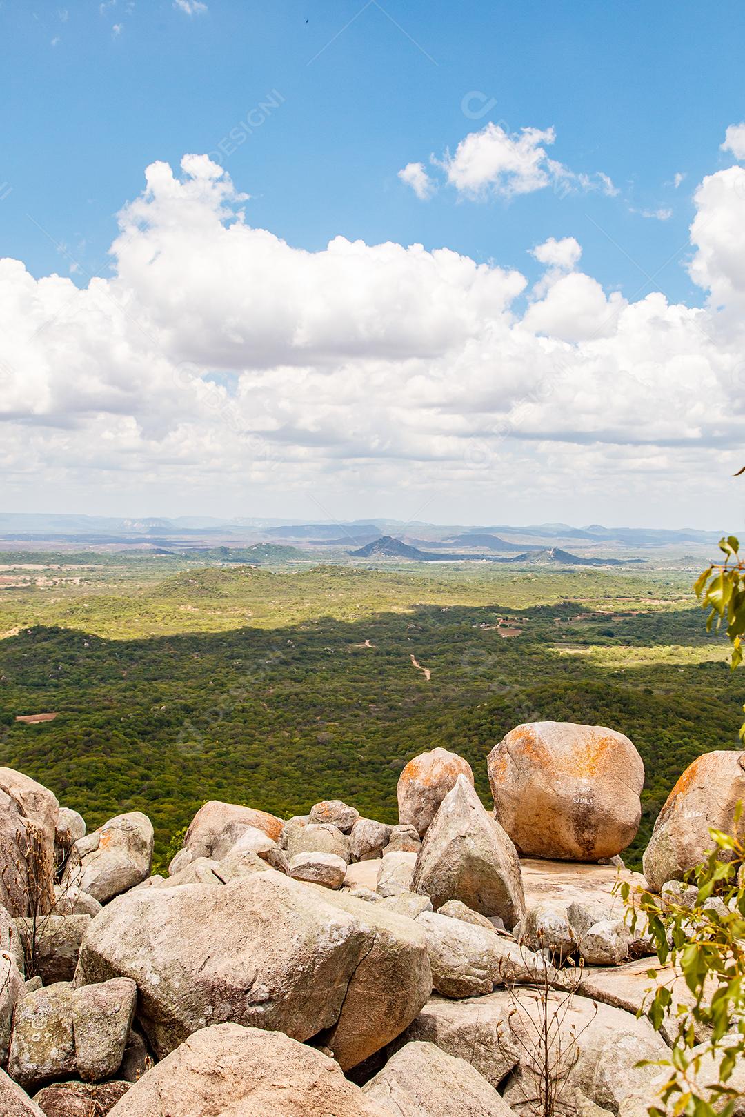 Bela imagem de uma montanha no meio da natureza. Natureza de alta vista. Conceito de viagens. Vertical