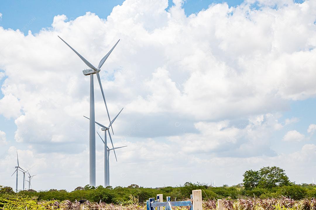 Geradores energia eolica sobre campo industria industrial ceu nublado fotos imagem