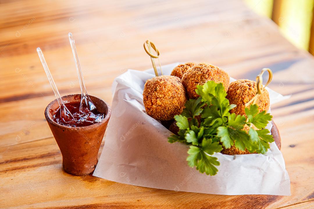 Deliciosa bola de queijo e molho de ketchup