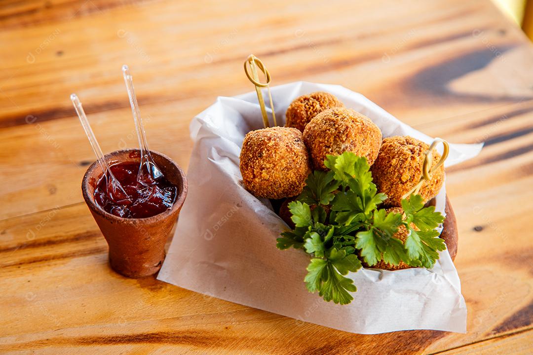 Deliciosa bola de queijo e molho de ketchup