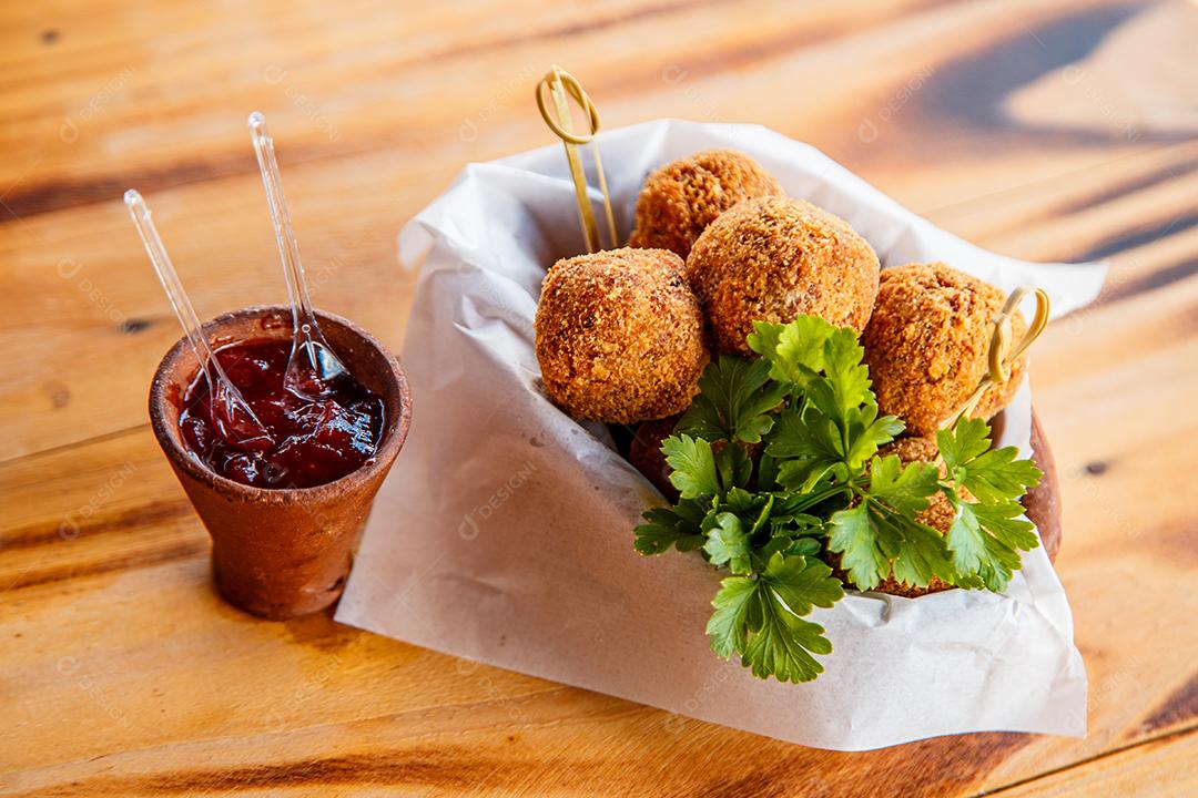 Deliciosa bola de queijo e molho de ketchup