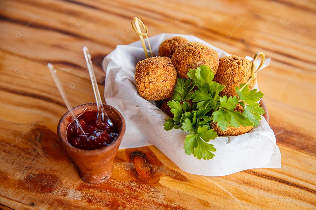 Deliciosa bola de queijo e molho de ketchup