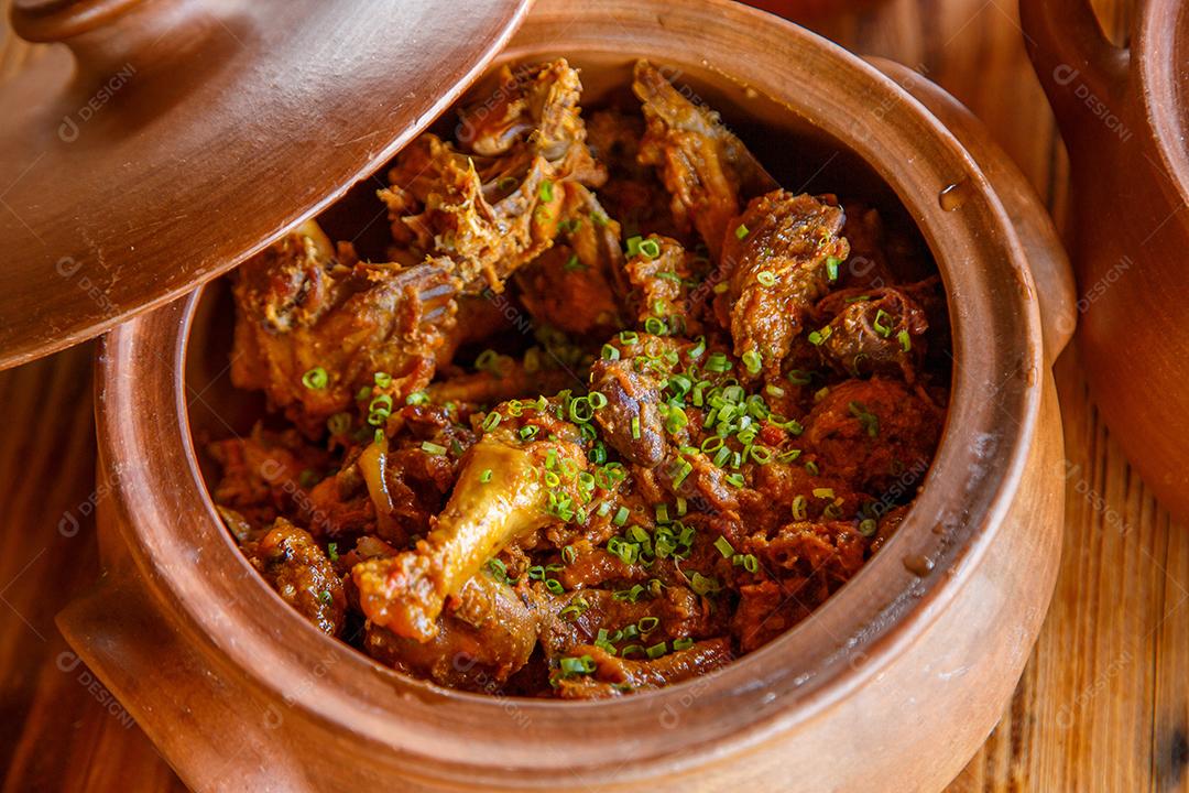 Delicioso prato de frango caipira. Comida típica brasileira do interior