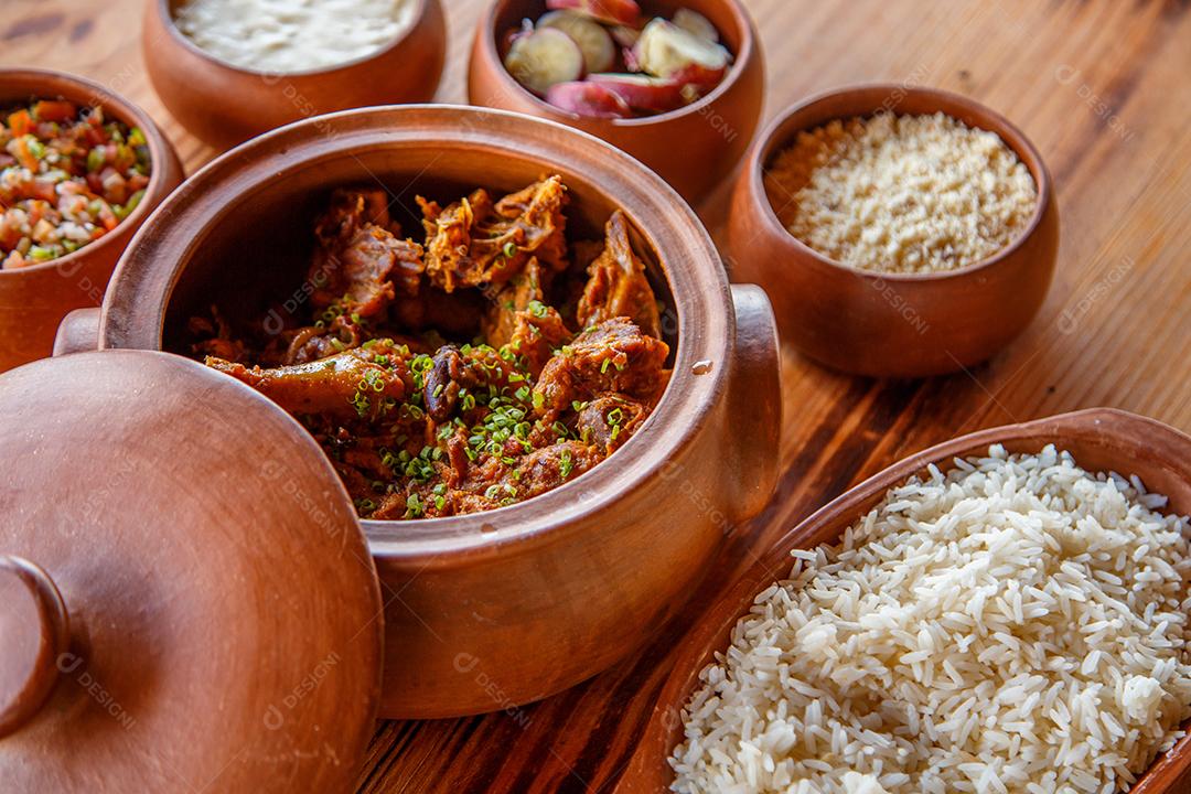 Delicioso prato de frango caipira. Comida típica brasileira do interior