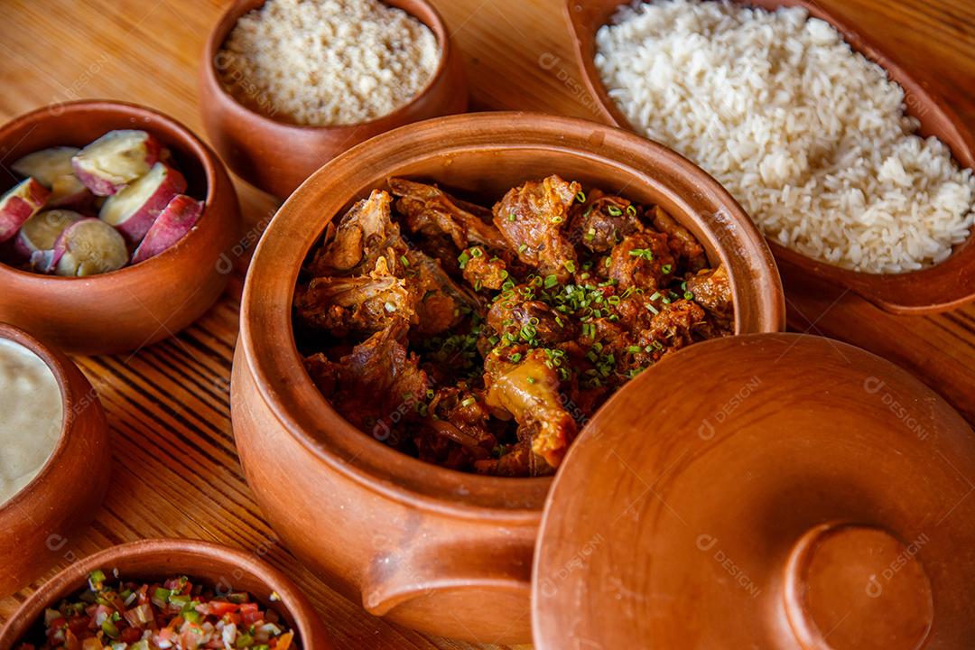 Delicioso prato de frango caipira. Comida típica brasileira do interior