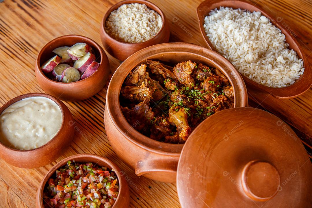 Delicioso prato de frango caipira. Comida típica brasileira do interior