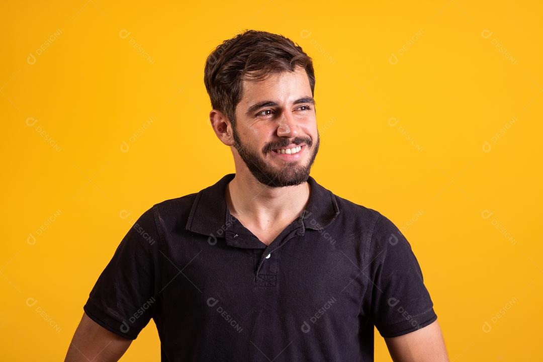 Menino bonito sorrindo olhando para a câmera em fundo amarelo. homem caucasiano sorrindo