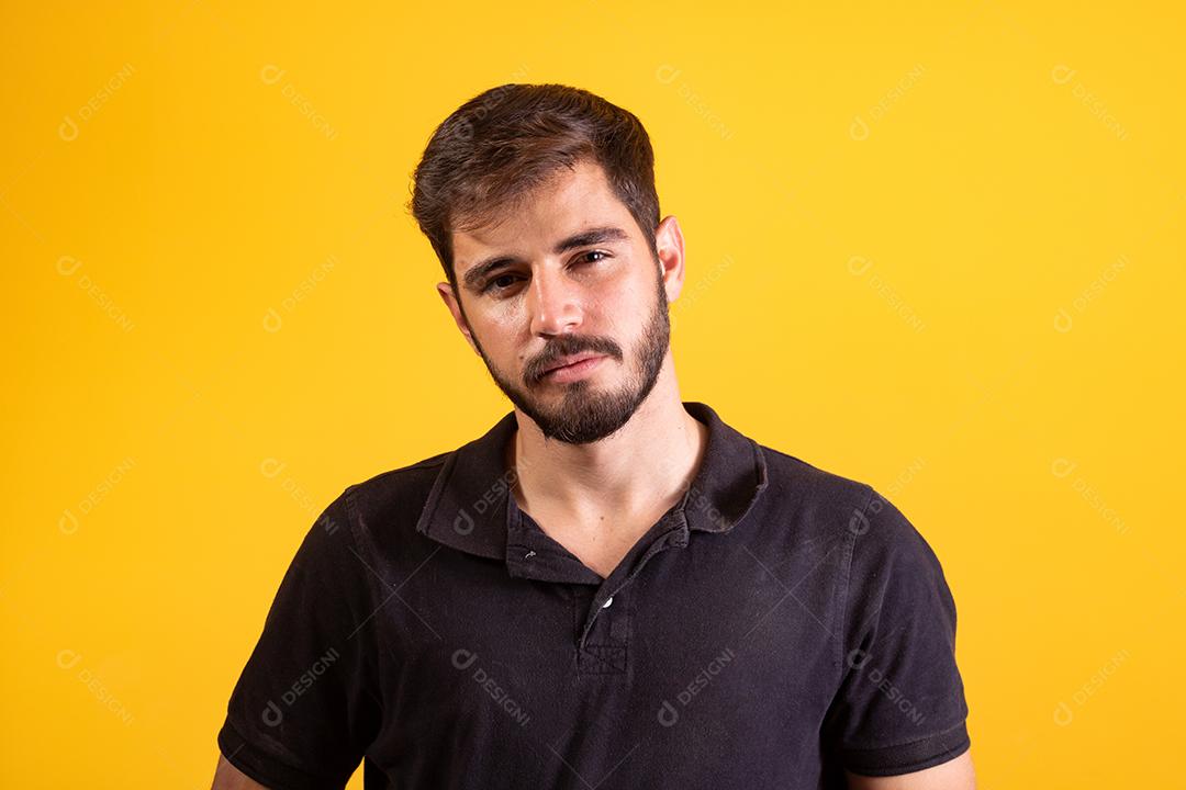 Menino bonito olhando para a câmera.