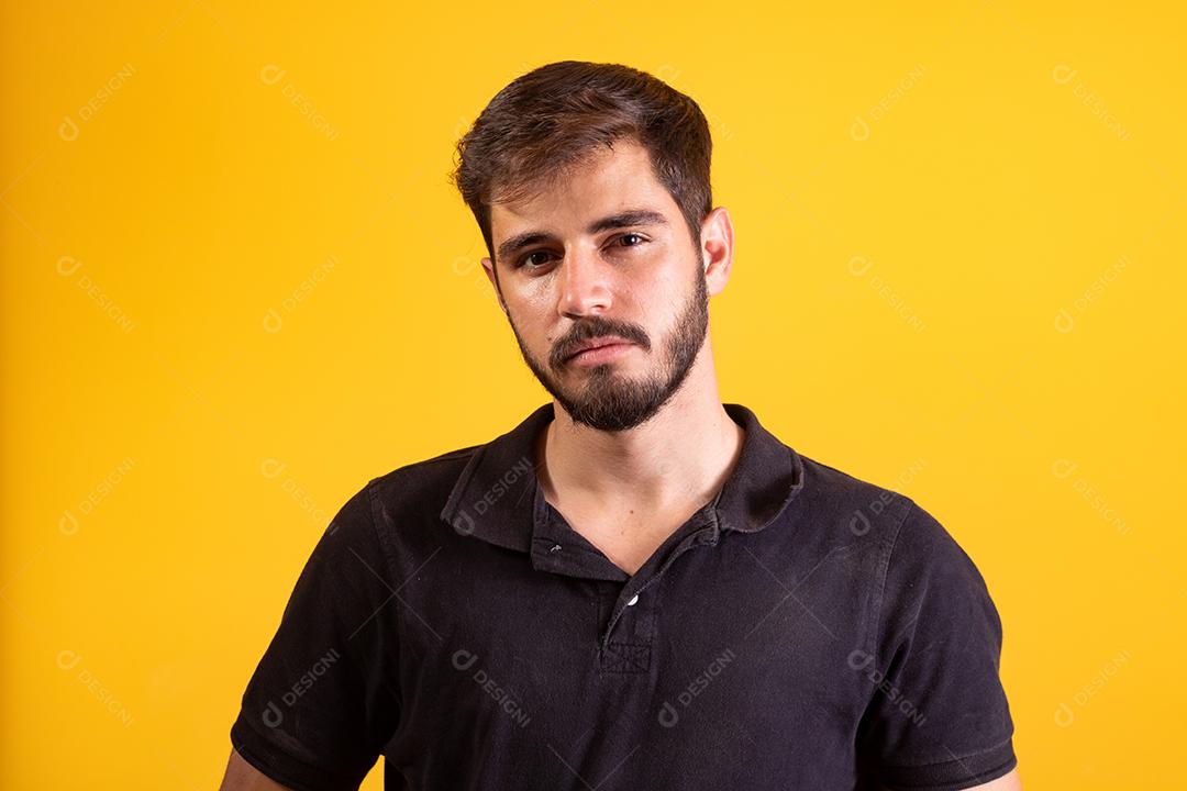 Menino bonito olhando para a câmera.