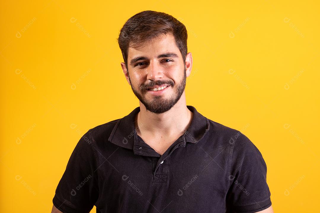 Menino bonito olhando para a câmera.