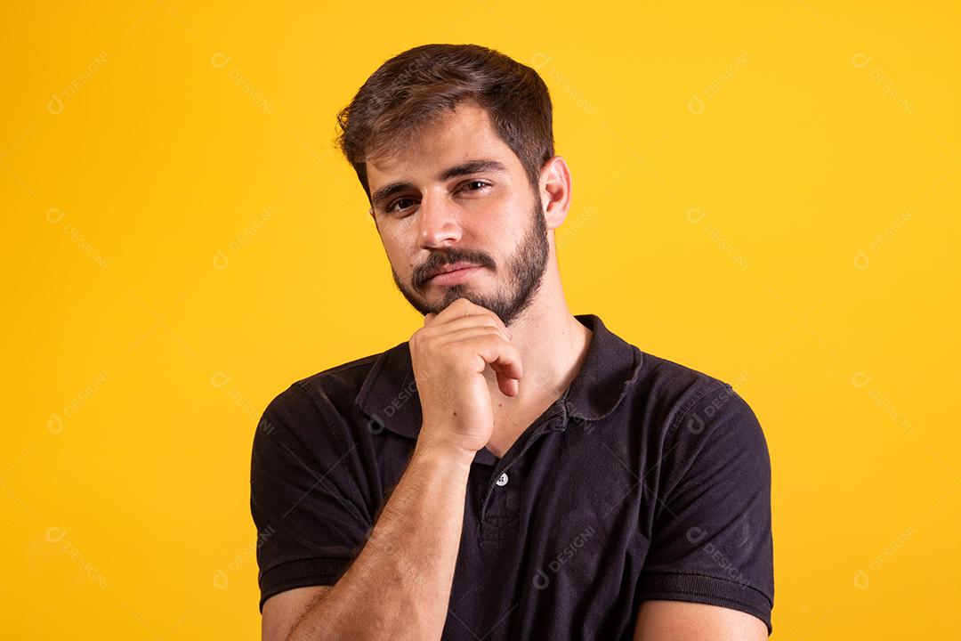 Menino jovem estudante pensativo sobre fundo amarelo. jovem pensando e tendo uma ideia