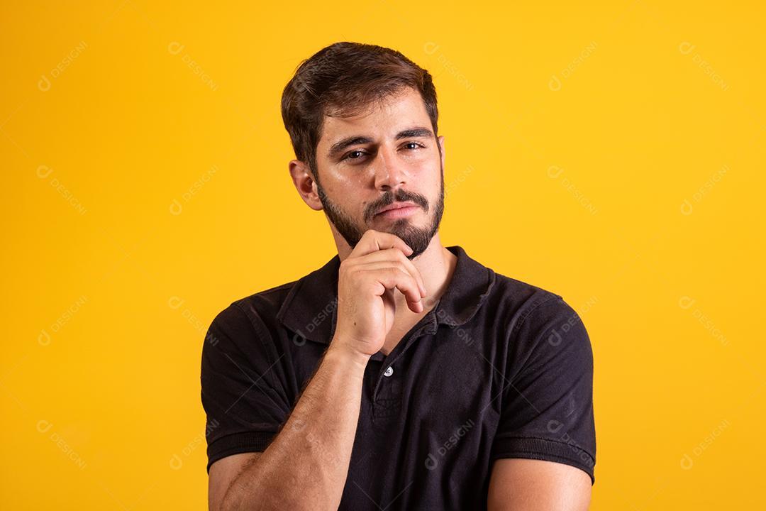 Menino jovem estudante pensativo sobre fundo amarelo. jovem pensando e tendo uma ideia