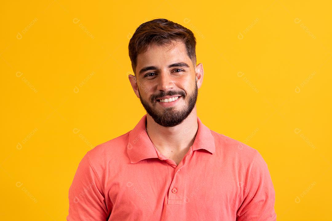 Rroupas casuais posando isolado no fundo da parede amarela, retrato de estúdio. Conceito de estilo de vida de emoções sinceras de pessoas.