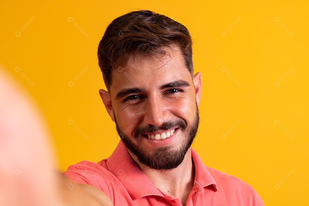 Rroupas casuais posando isolado no fundo da parede amarela, retrato de estúdio. Conceito de estilo de vida de emoções sinceras de pessoas.