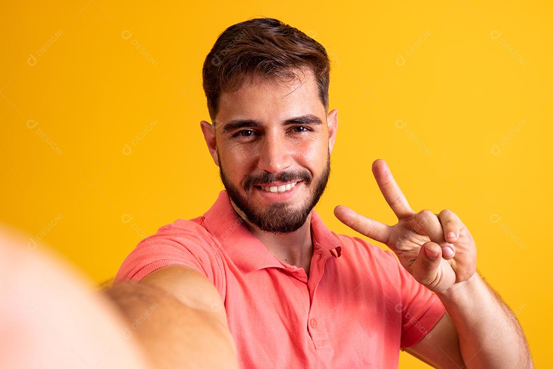 Auto-retrato dele, ele é um cara legal, atraente, alegre e divertido, mostrando o sinal de v se divertindo