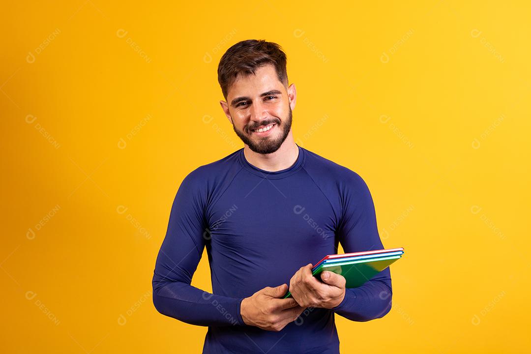 Menino jovem estudante sobre fundo amarelo. menino estudante feliz