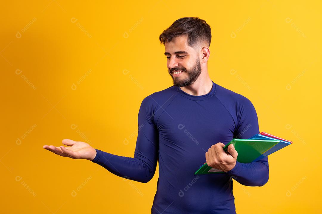 Menino jovem estudante sobre fundo amarelo. menino estudante feliz