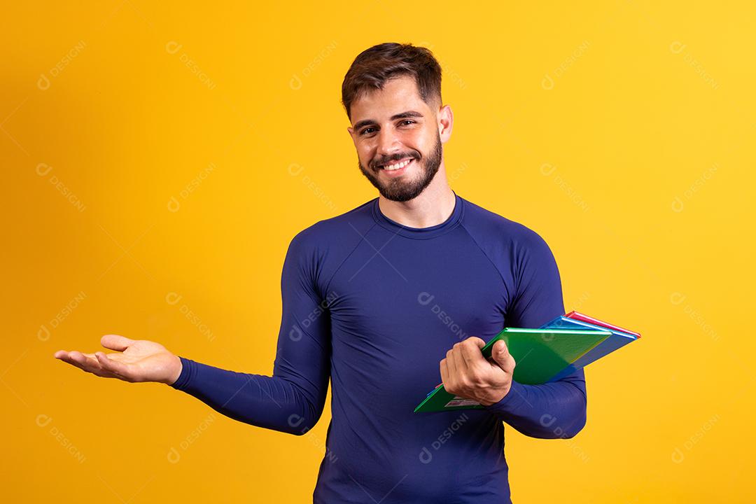 Menino jovem estudante sobre fundo amarelo. menino estudante feliz