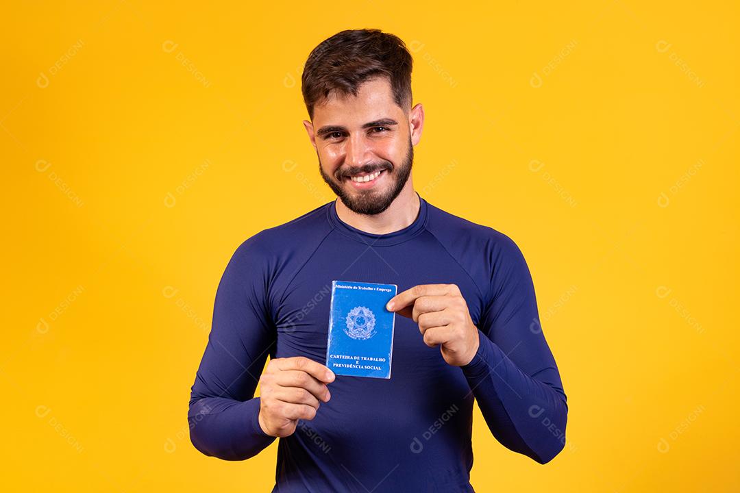 Homem brasileiro com trabalho documental e segurança social, (Carteira de Trabalho e Previdência Social)
