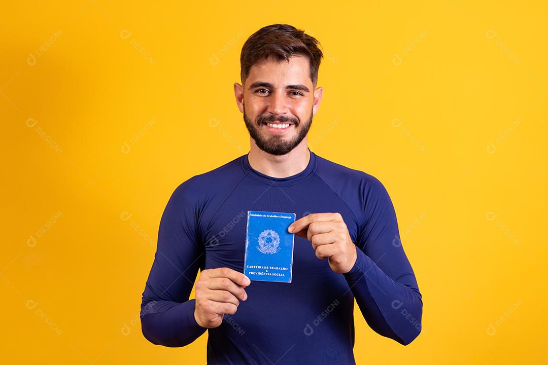 Homem brasileiro com trabalho documental e segurança social, (Carteira de Trabalho e Previdência Social)