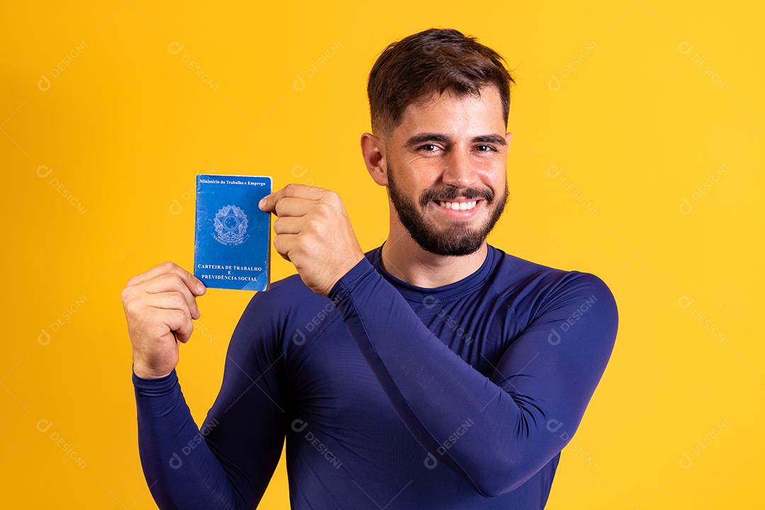 Homem brasileiro com trabalho documental e segurança social, (Carteira de Trabalho e Previdência Social)