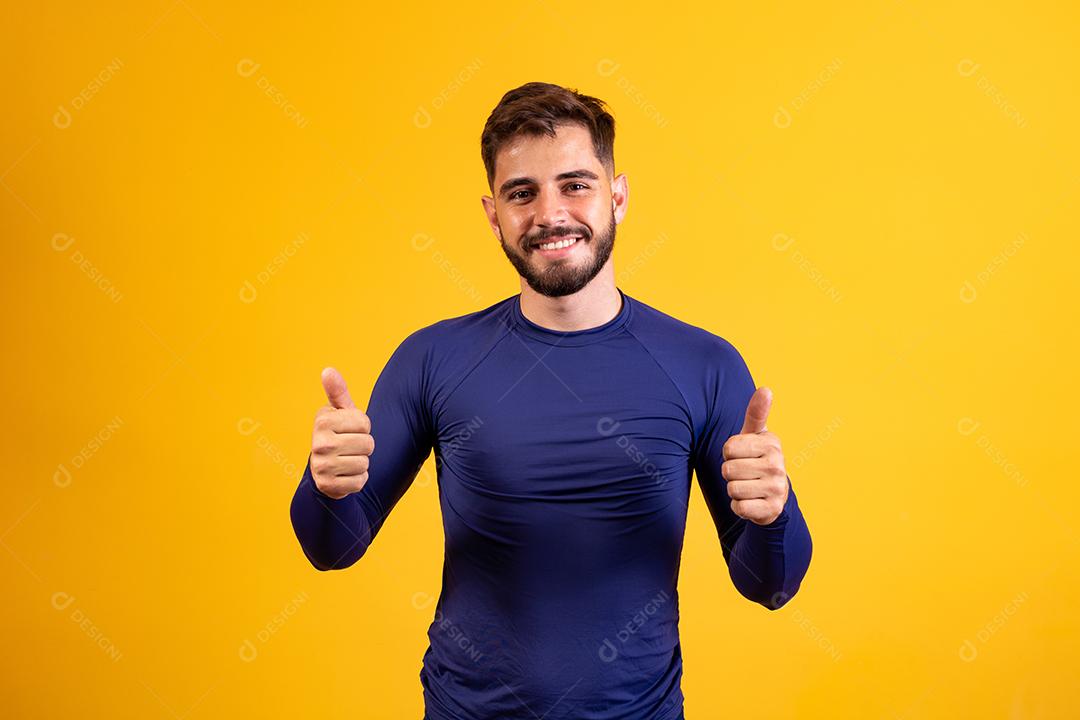 Menino com o polegar para cima. Aprovado. sinal de OK