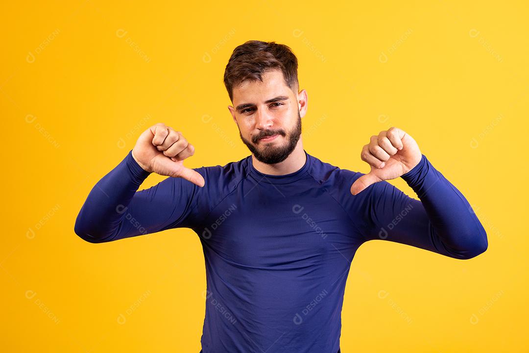 Menino com o polegar para baixo