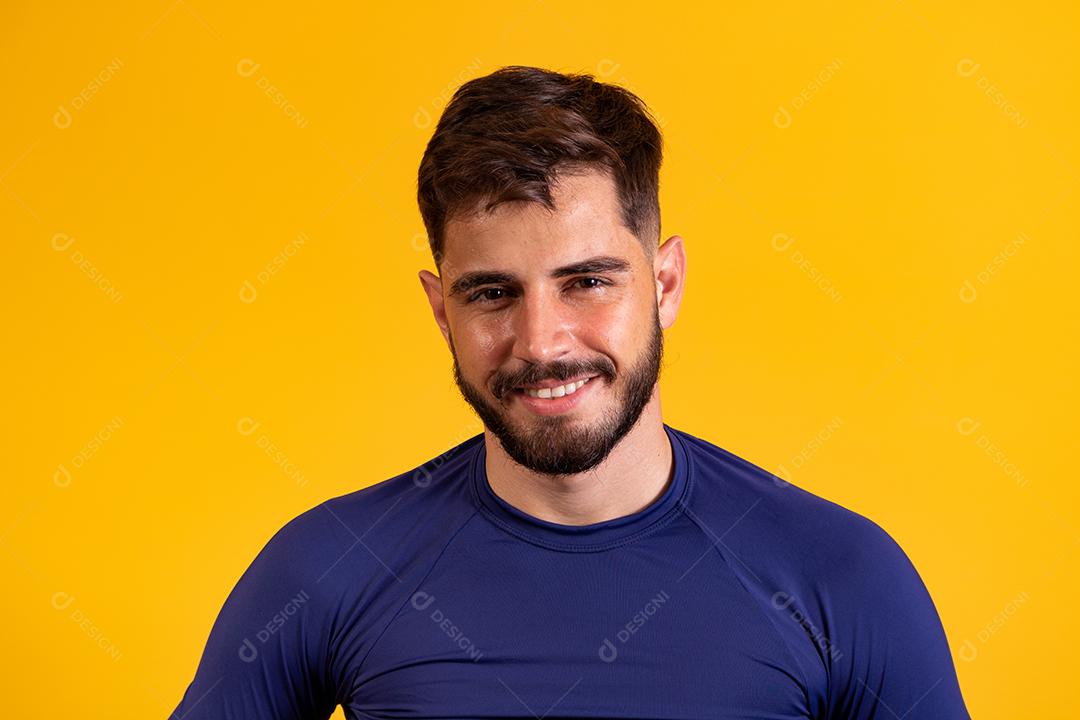 Menino bonito olhando para a câmera.