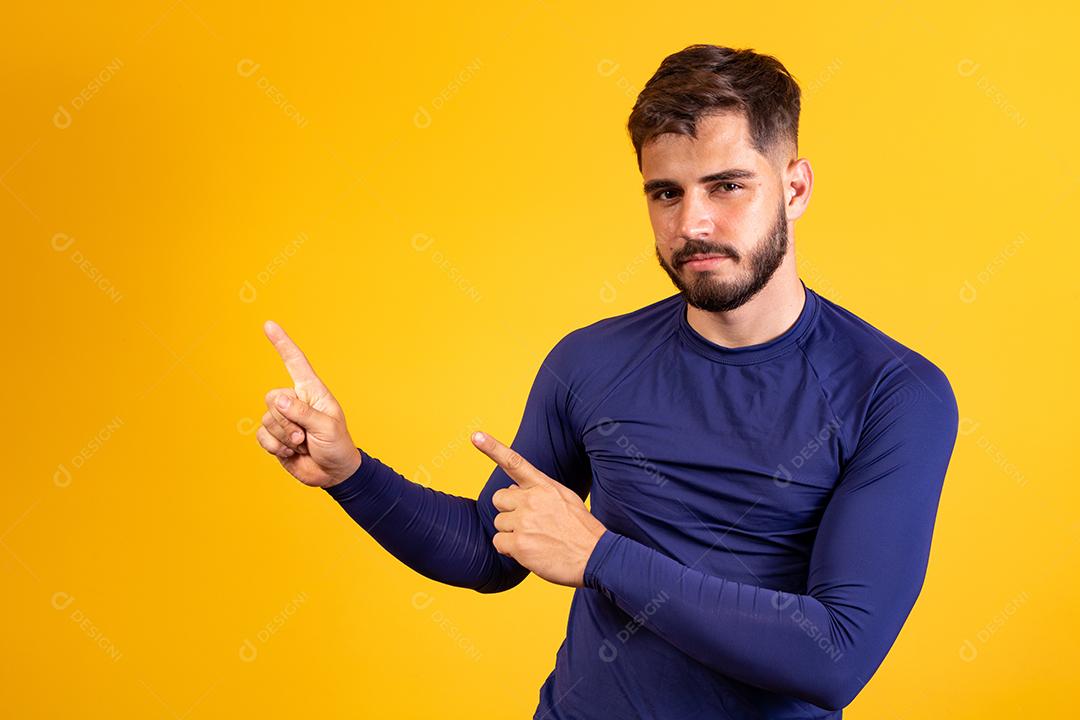 Animado rapaz apontando para