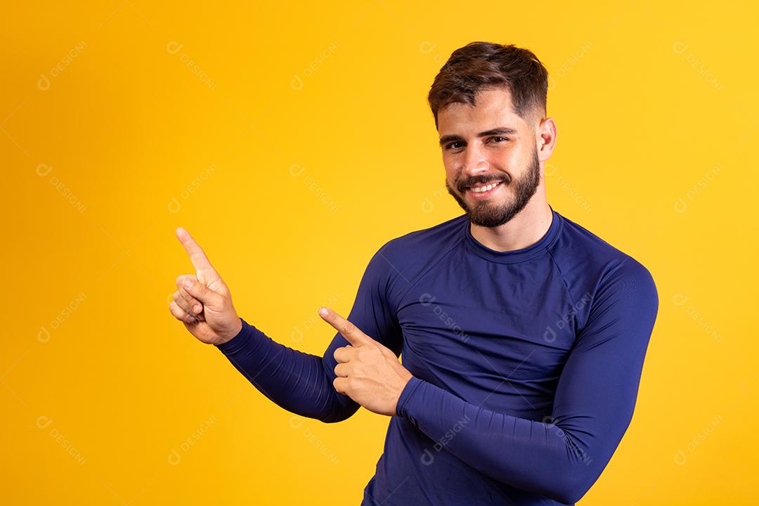 Animado rapaz apontando para