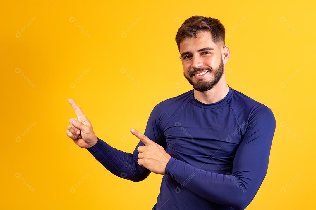 Animado rapaz apontando para