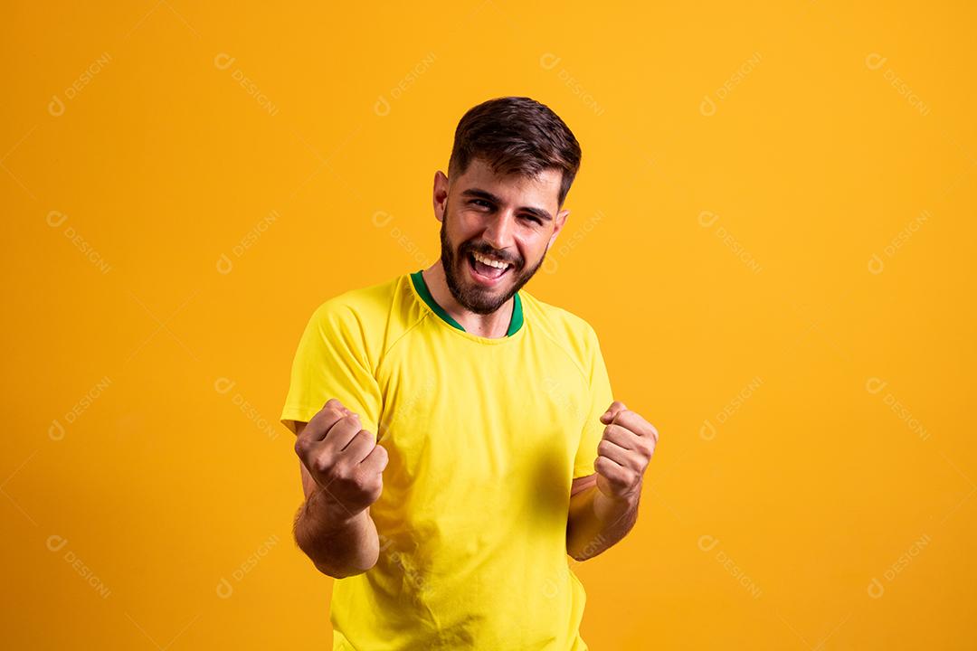 Retrato de um cara barbudo alegre e atraente comemorando a melhor sorte isolado sobre o fundo amarelo brilhante