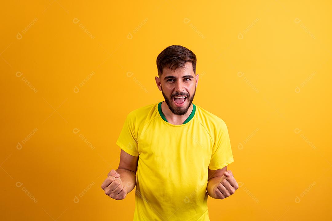 Retrato de um cara barbudo alegre e atraente comemorando a melhor sorte isolado sobre o fundo amarelo brilhante