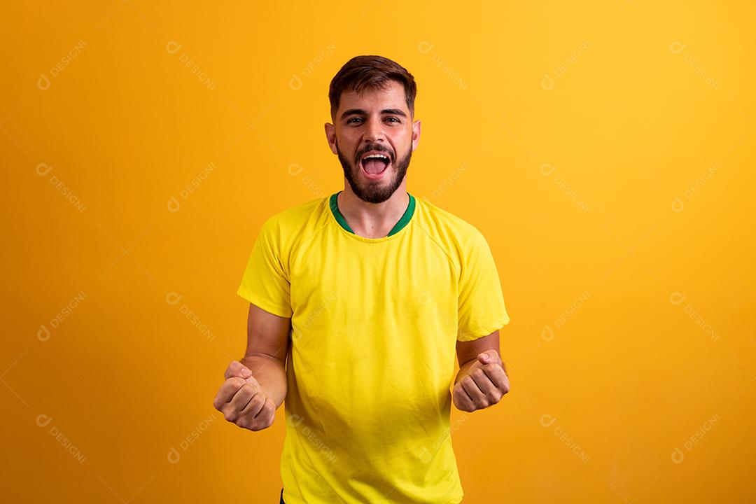 Retrato de um cara barbudo alegre e atraente comemorando a melhor sorte isolado sobre o fundo amarelo brilhante