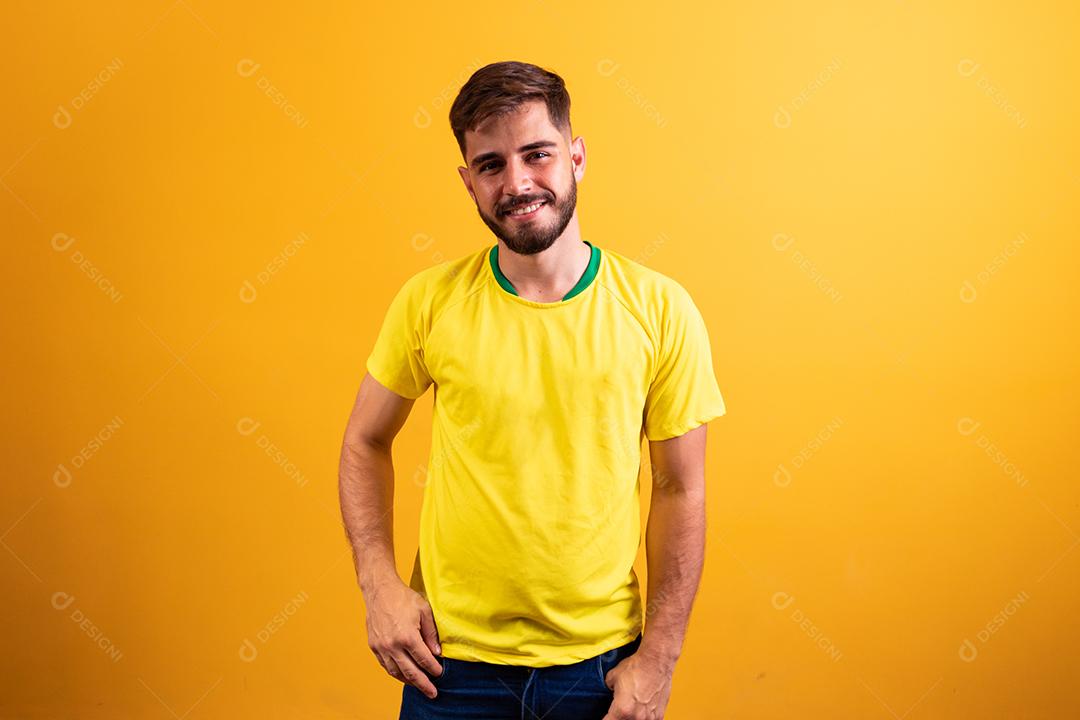 jovem rapaz bonito vestido para o jogo do brasil. homem vestido para a copa do mundo