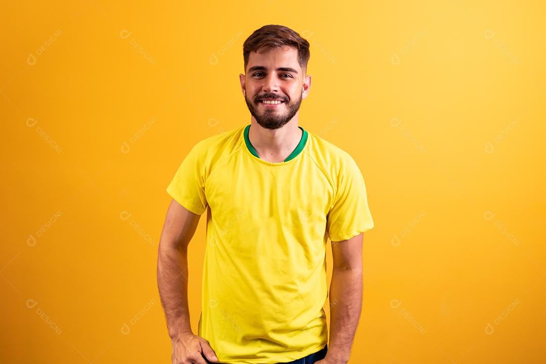 jovem rapaz bonito vestido para o jogo do brasil. homem vestido para a copa do mundo