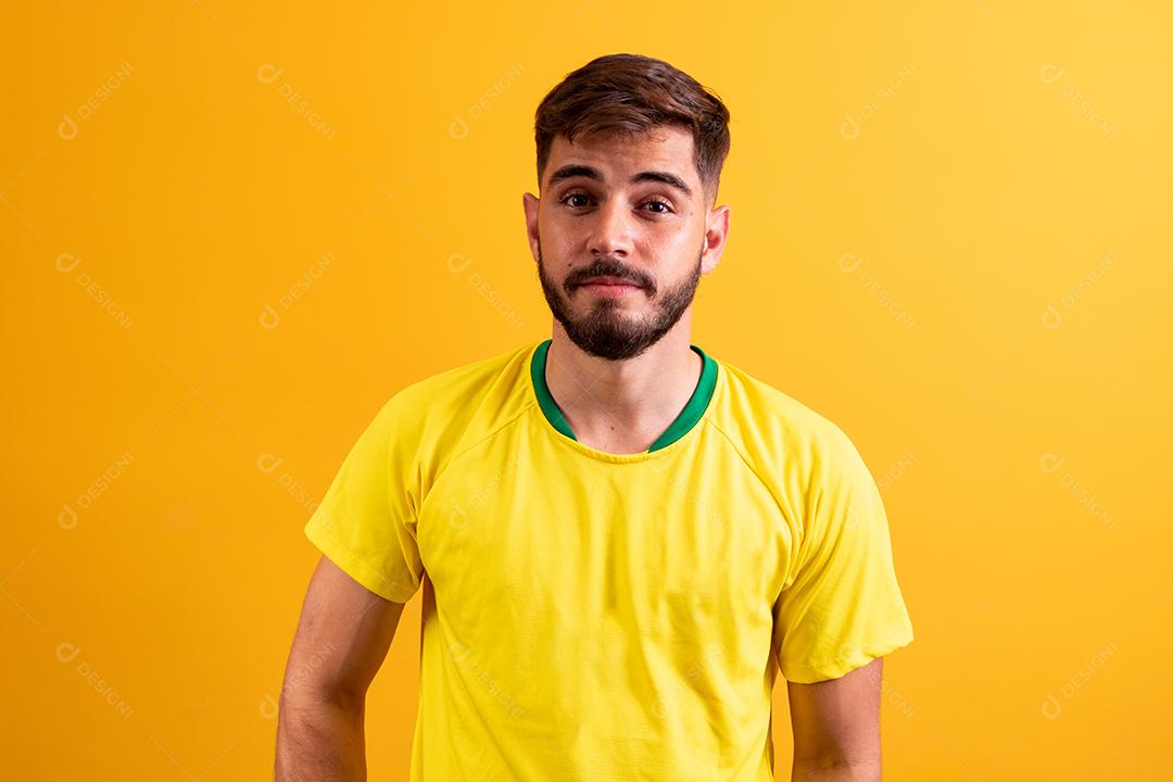 jovem rapaz bonito vestido para o jogo do brasil. homem vestido para a copa do mundo