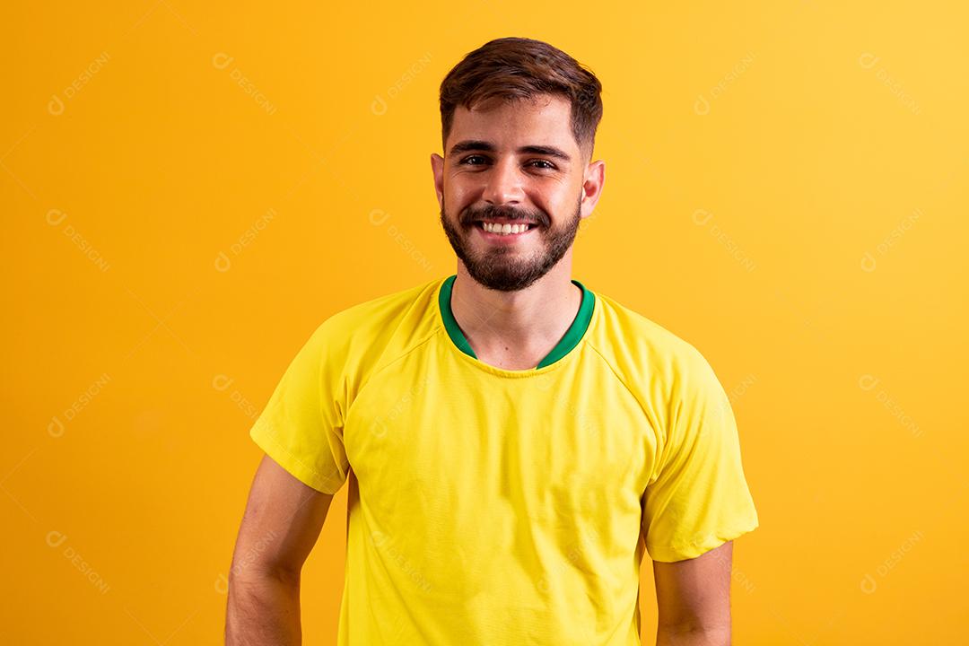 jovem rapaz bonito vestido para o jogo do brasil. homem vestido para a copa do mundo