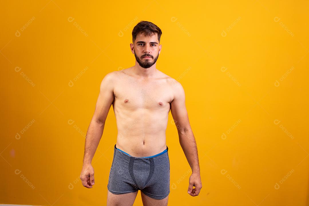 jovem de cueca de frente para a câmera