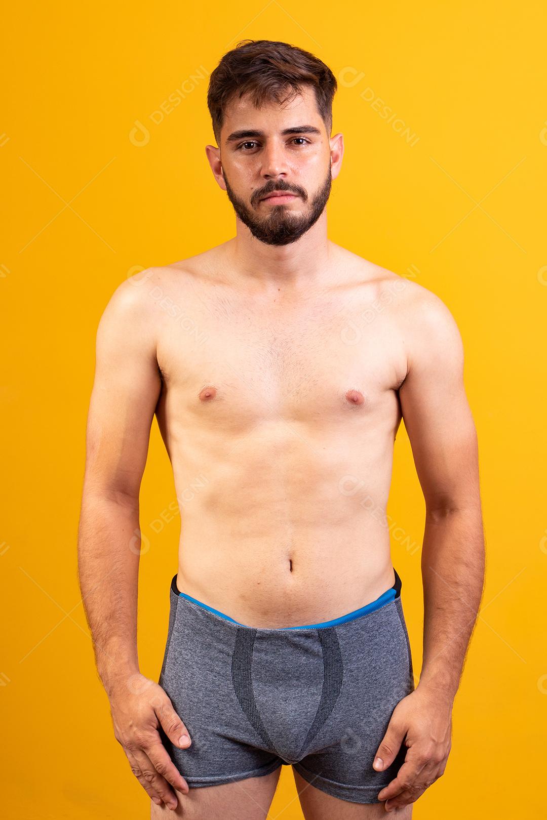 jovem de cueca de frente para a câmera