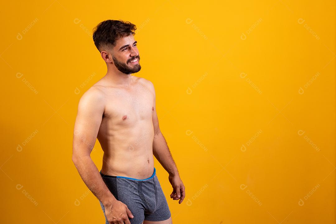 jovem de cueca de frente para a câmera