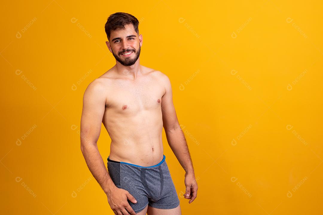 jovem de cueca de frente para a câmera